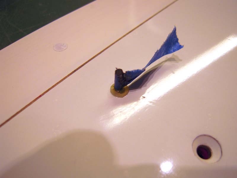 Carbon staafje inkorten.. met tape markeren tot hoever het mag steken... 2 DIY ringetjes uit GFK plaat... (boortje en ponstang)... voor meer verband op de zeer dunne epoxyhuid...
Pennetje loopt net langs de dunne balsa ligger bij het scharnier...