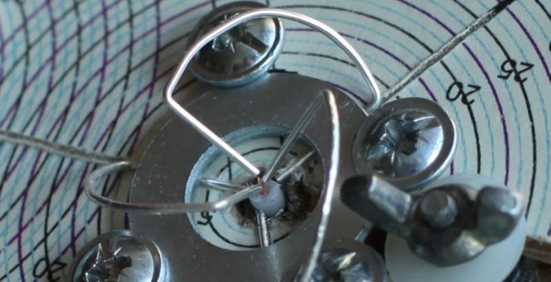 Close-up, dummy antenne pootjes klaar om te solderen. In het echt eerst vertinnen natuurlijk.