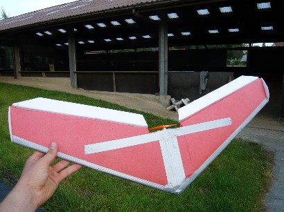 de horizontale strook tape heb ik er achteraf nog opgeplakt ter versteviging, anders scheurt de vleugel open langs achteren als je te hard "land" op de neus