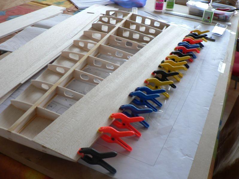 De Trailing Edge en Rolroeren vastgelijmd
