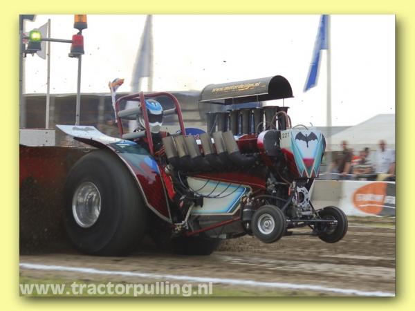 De Vampire in oudenhoorn 2008
950 kg vrijeklasse
motor: V12 griffon ongeblazen