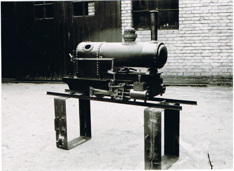 Dit is de"the little one" locomotief, sp.br.160 mm. onder constructie, de
geklonken stalen stoomketel is hier bijna klaar en mocht ik alleen maar helpen van mijn vader met het klinkwerk (plaatijzer laten steunen)dus de modelbouw werd bij ons met de paplepel ingegeven! Het was wel: anno 1938