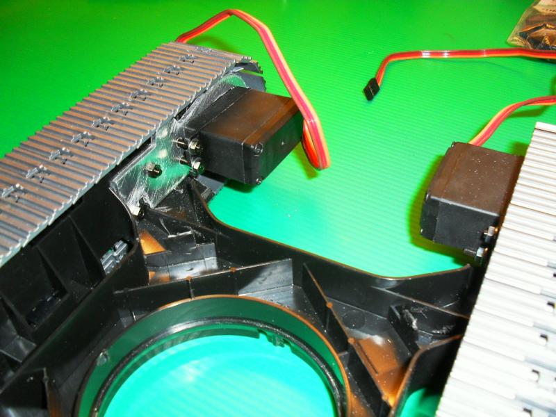 Excavator, De tracks voorzien van een motor middels 2 servo's die 360 graden kunnen draaien. (zo in de markt te koop, dus geen gepiel met nokje afknippen etc..)