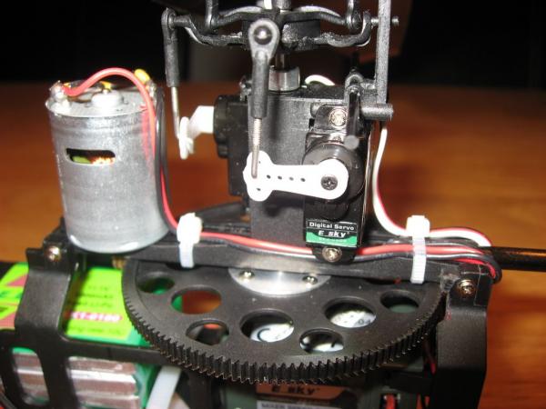 Foto 9: De nieuwe motor kabel goed vastgezet