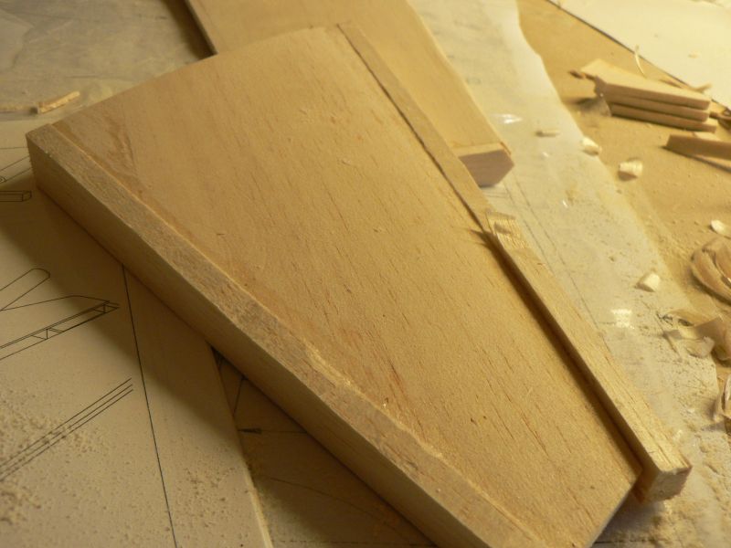 Helemaal ingedekt, klaar voor het nodige schuurwerk van de lijsten. Veel haal ik alvast weg met het mesje, je krijgt toch al stoflongen van dat fijne balsa.