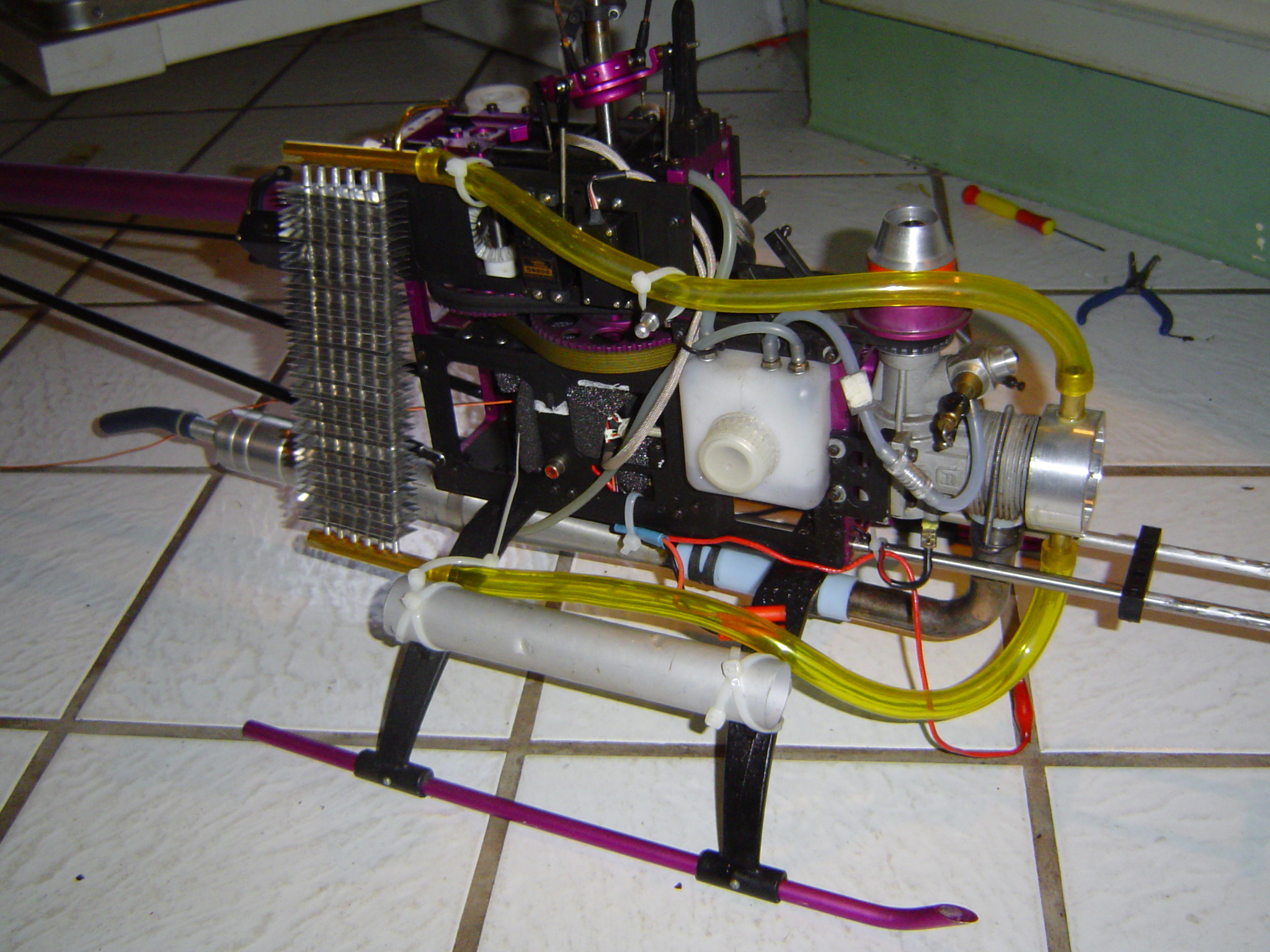 Het complete koelsysteem zoals het op de heli geïnstalleerd is. Expansietank is niet duidelijk te zien op deze foto