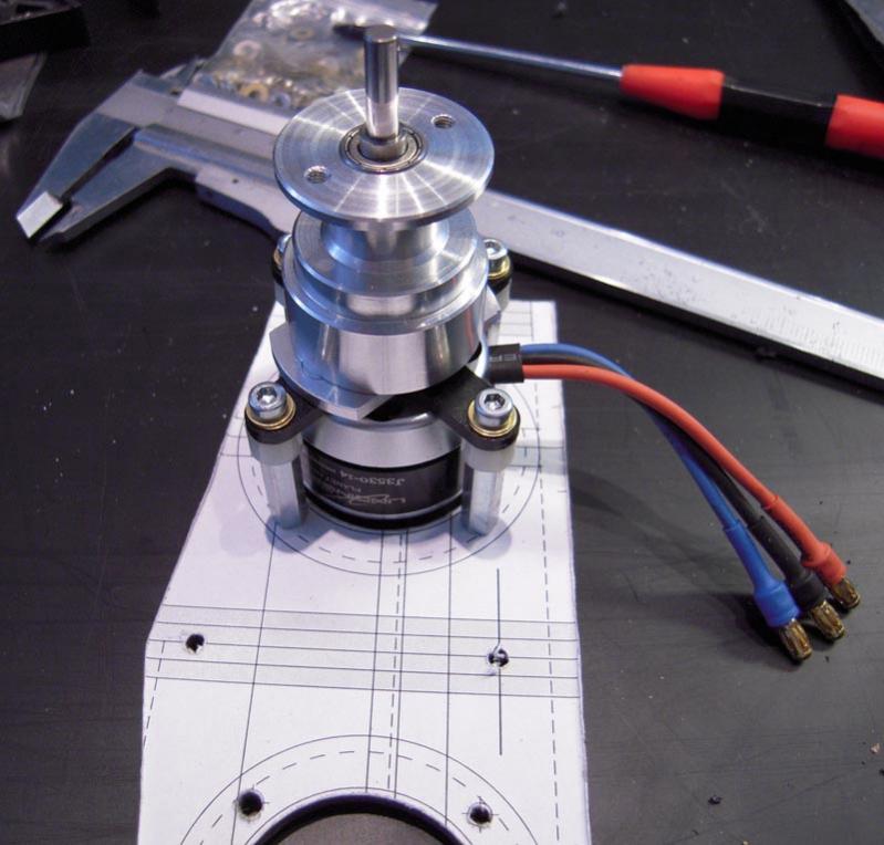 Joker 3530-14 1.000kv motor samengebouwd met de 
planetary gearbox. Motor kan koelen door het schot.