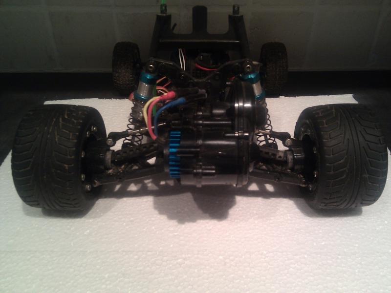 Mega brede sporing met beadlock`s op een Tamiya DT-02 chassis.