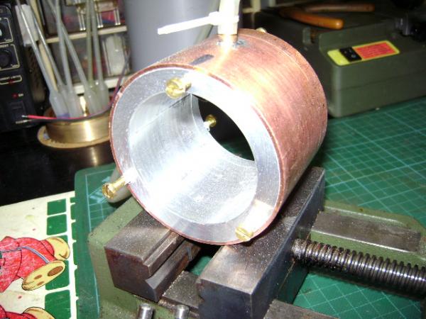 motor 180 Watt met waterkoeling 001
Biutenmantel er op geperst
Met toe en afvoer pijpje