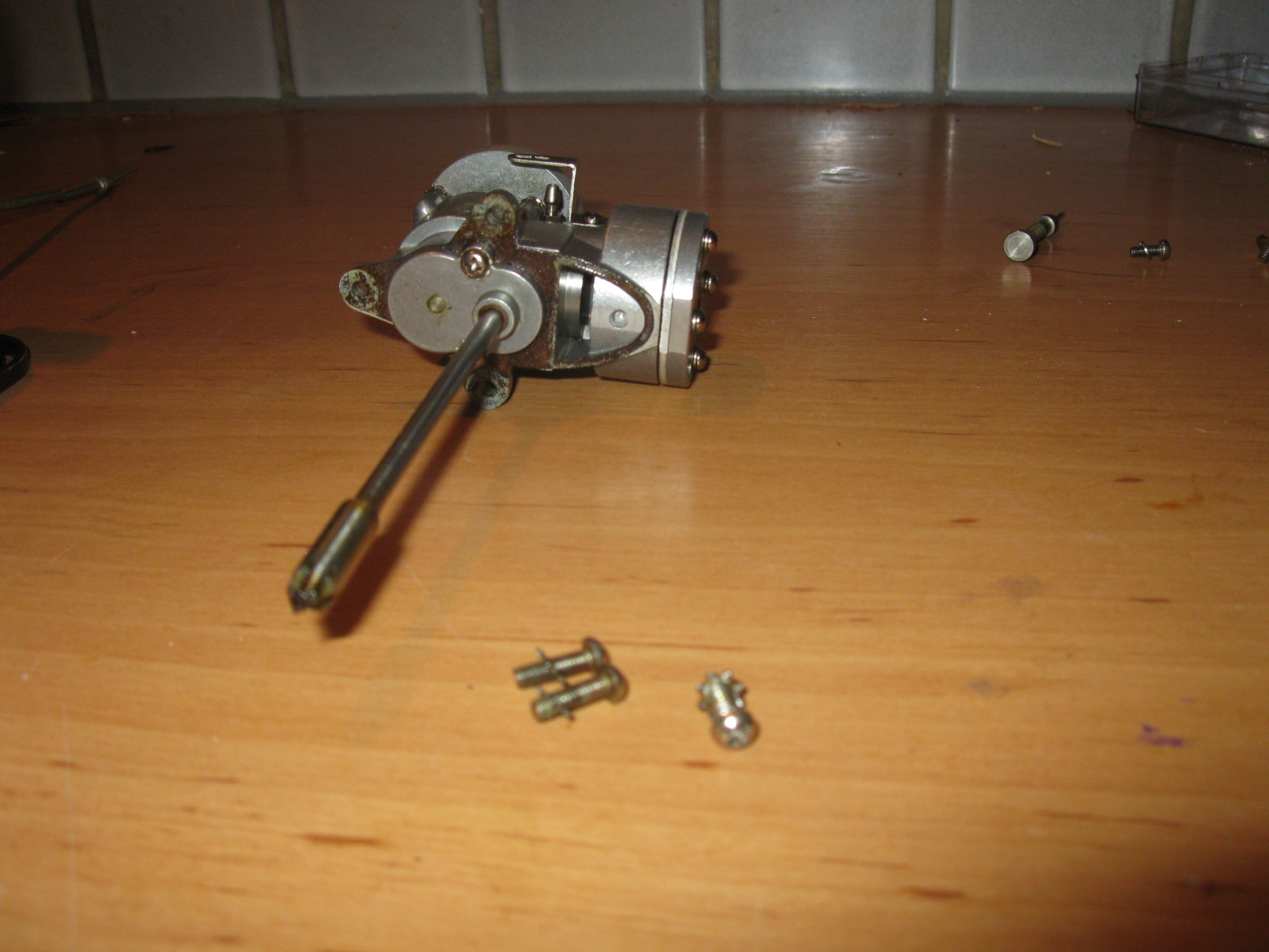 Motor van onderen gezien (vanuit het oogpunt van de lower unit)