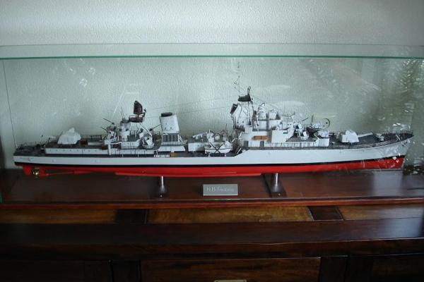 Ook deze in huis de Friesland een onderzeebootjager van de KM [ zelf op gevaren ] een B jager de D812.
Ook door m'n vader gemaakt
