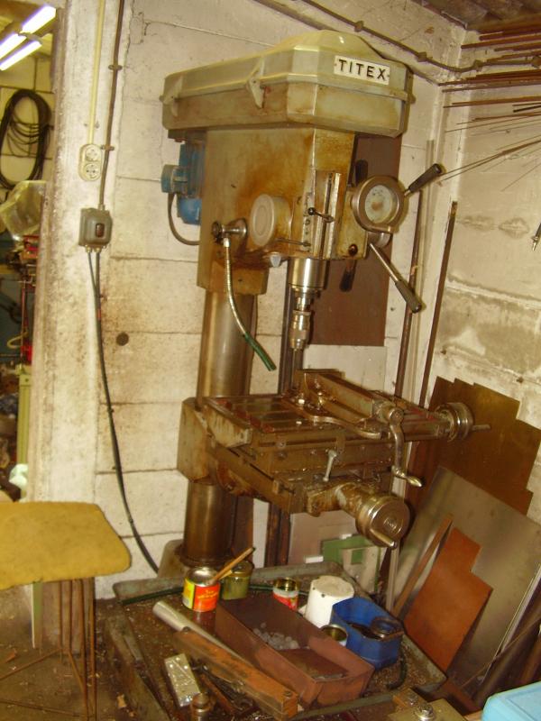 Op deze boormachine met kruistafel zijn de lucht geleideschopjes van de diffuser KJ-66 gefreesd.