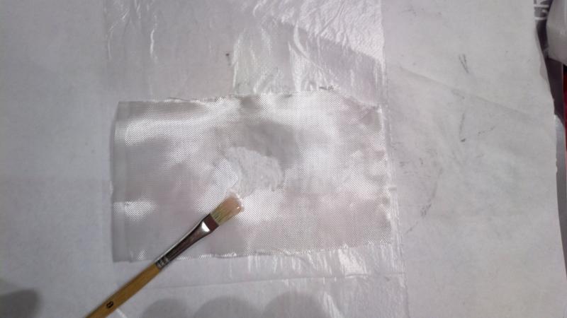 Resin/expoxy op matje die op plastic zakje ligt schilderen