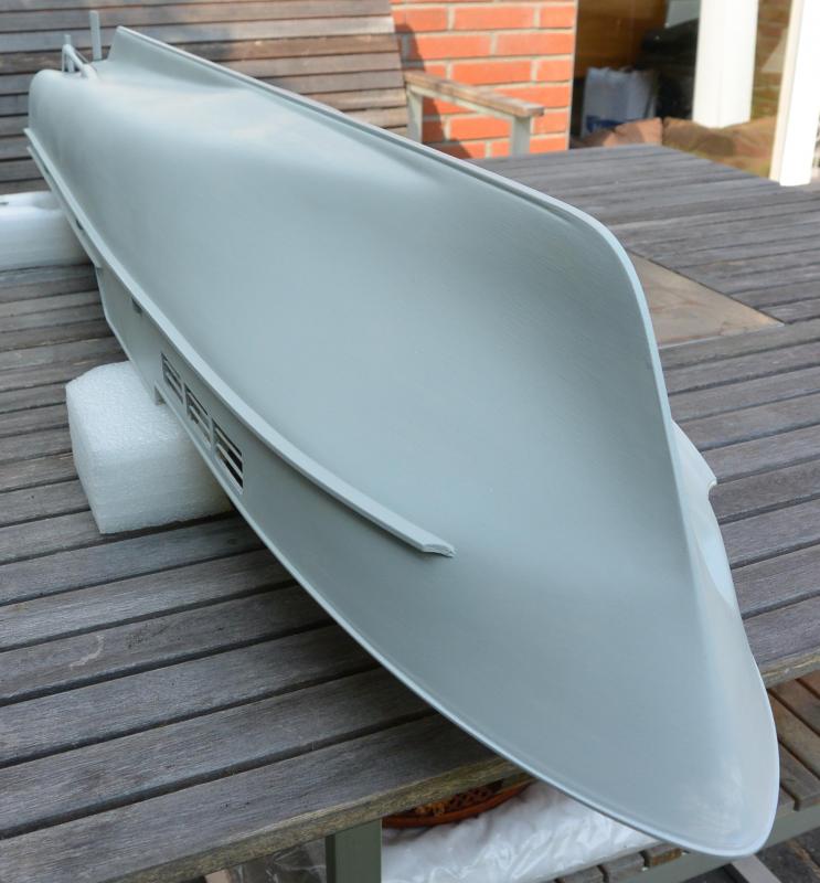Robbe FL8 in de grondverf (Avis Multi-Primer Professional)-1
Deels nieuwe stootranden op de flanken. Een kielbalk en een verbeterde boeg.
