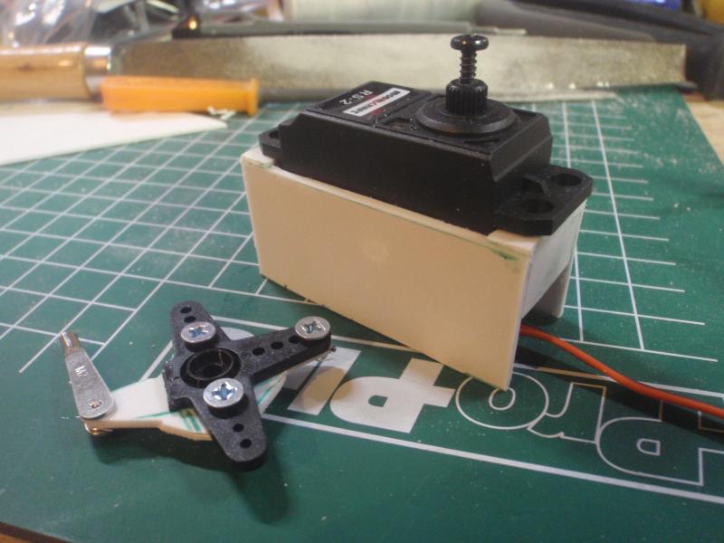Servohouder gefabriekt en servo-arm aangepast
