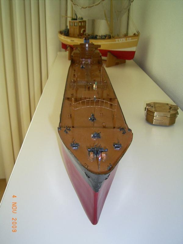 Tanker en vissersschip