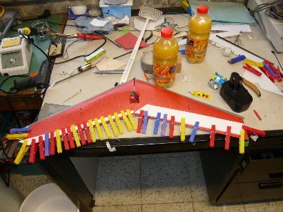 wasknijpers gaan beter dan gewichten, ik heb er nog een stukje depron tussengestoken zodat er geen afdrukken achterblijven ( en ze harder spannen )