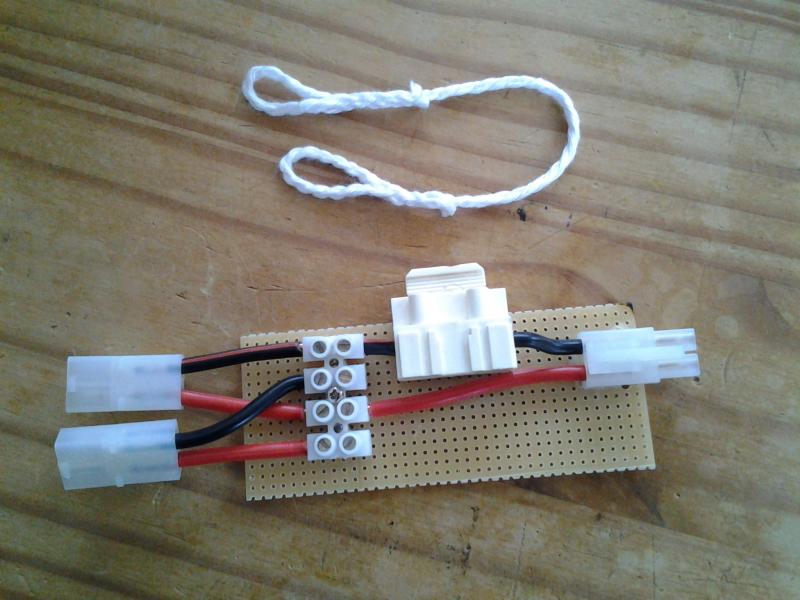 Zelfgemaakte aanlegtouw en zekering/y kabel.