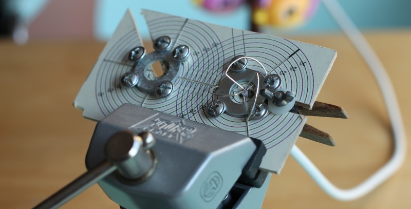 Zoals samengesteld met dummy antenne onderdelen vastgeklemd.